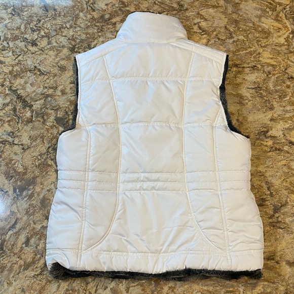 Women’s Reversible Vest - KC Collections - White Vest Reverses to Faux Fur Vest - Picture 4 of 9